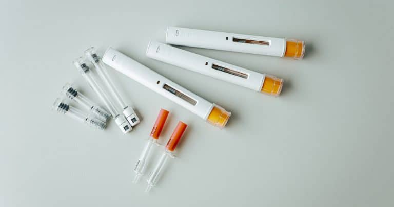 Autoinjectors and syringes, ready to be measured with LIGHTHOUSE headspace analysis